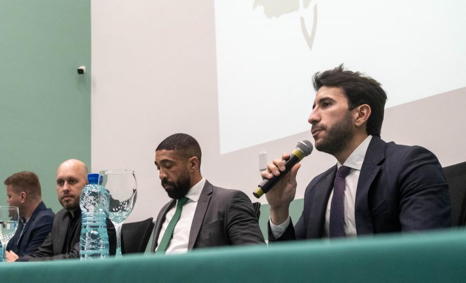 Imagem mostra defensores públicos na mesa de abertura do Curso da Defensoria Pública para atuação no Tribunal do Júri.