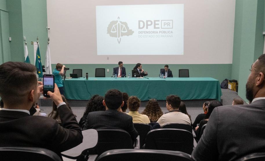 Imagem mostra defensores públicos na mesa de abertura do Curso da Defensoria Pública para atuação no Tribunal do Júri.