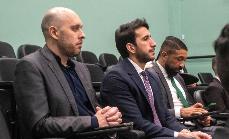 Imagem mostra defensores públicos acompanhando a abertura do curso.