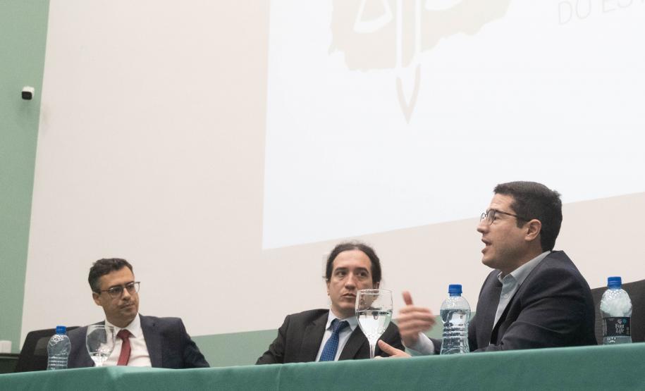 Imagem mostra mesa de abertura do Curso da Defensoria Pública para atuação no Tribunal do Júri.