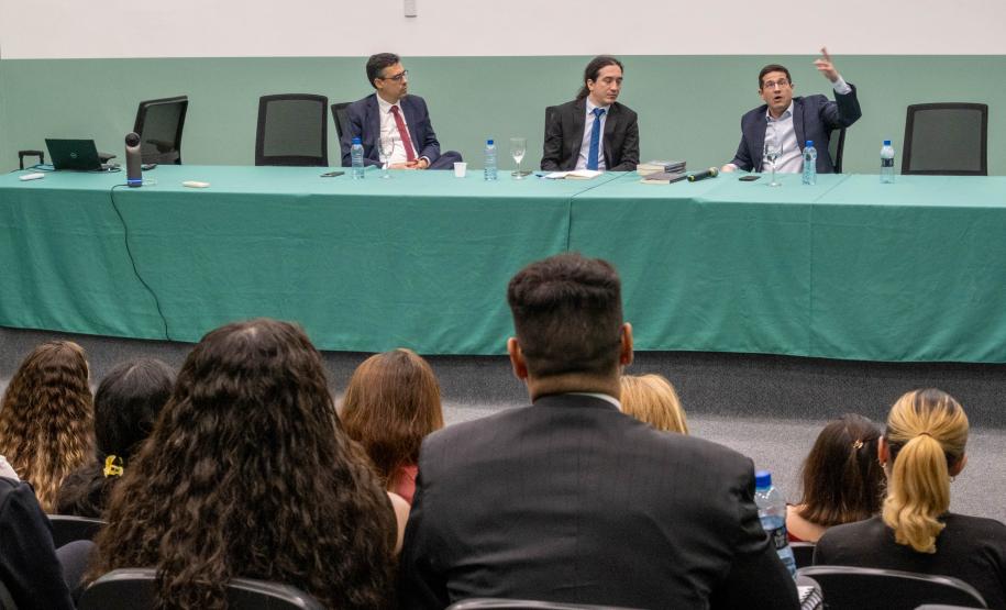 Imagem mostra mesa de abertura do Curso da Defensoria Pública para atuação no Tribunal do Júri.