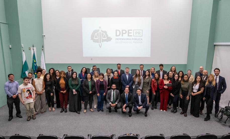 Público, defensores e palestrantes posam para foto ao final do evento.