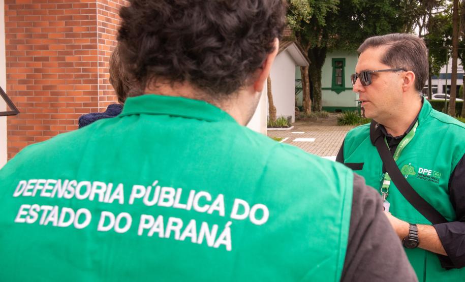 Imagem mostra equipe do NUPED da Defensoria Pública chegando ao centro de zoonoses para retirar a cadelinha Chica e devolve-la à tutora.