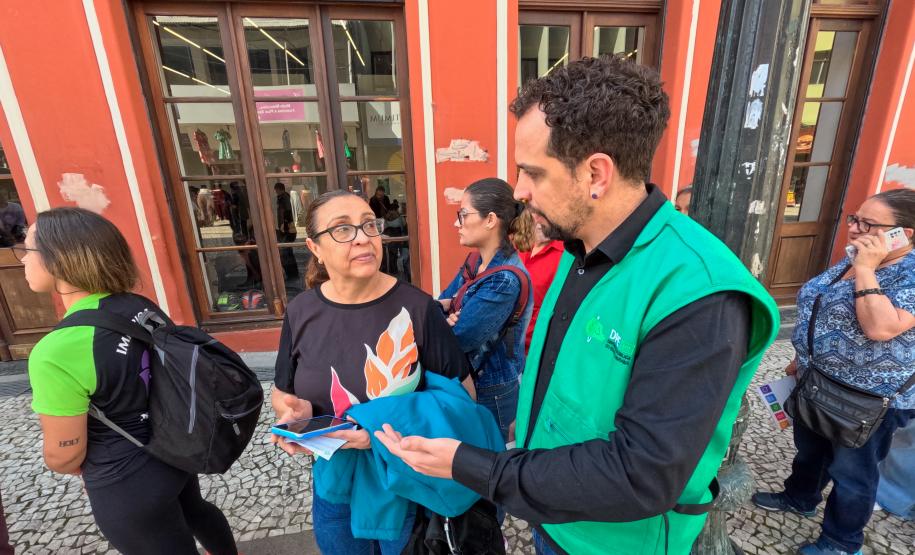 Ouvidor da Defensoria, dr Marcel Jeronymo, conversa com usuários em frente à sede da DPE-PR em Curitiba.