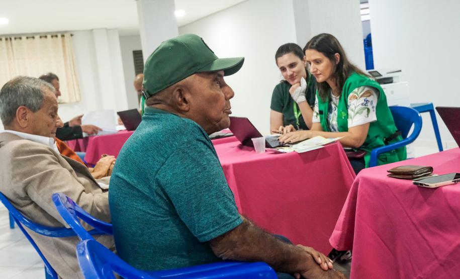 Imagem mostra equipe do mutirão Concilia realizando atendimento de um assistido.