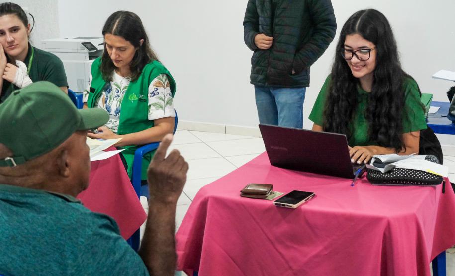 Imagem mostra equipe do mutirão Concilia realizando atendimento de um assistido.