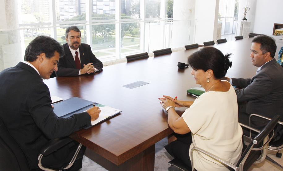 O governador Beto Richa autorizou nesta quarta-feira (07/03) a realização de concurso público para o preenchimento de 729 cargos na Defensoria Pública do Paraná