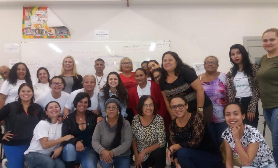 Alunos do curso “Defensores Populares de Paranaguá” receberam o Grupo Dignidade e o NUDEM