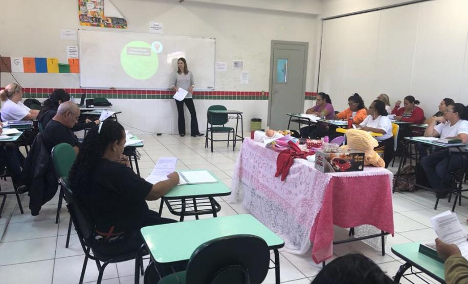 Alunos do curso “Defensores Populares de Paranaguá” receberam o Grupo Dignidade e o NUDEM