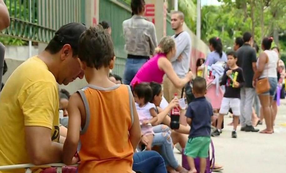 Grande fila de espera às crianças que aguardam uma vaga na creche da cidade.