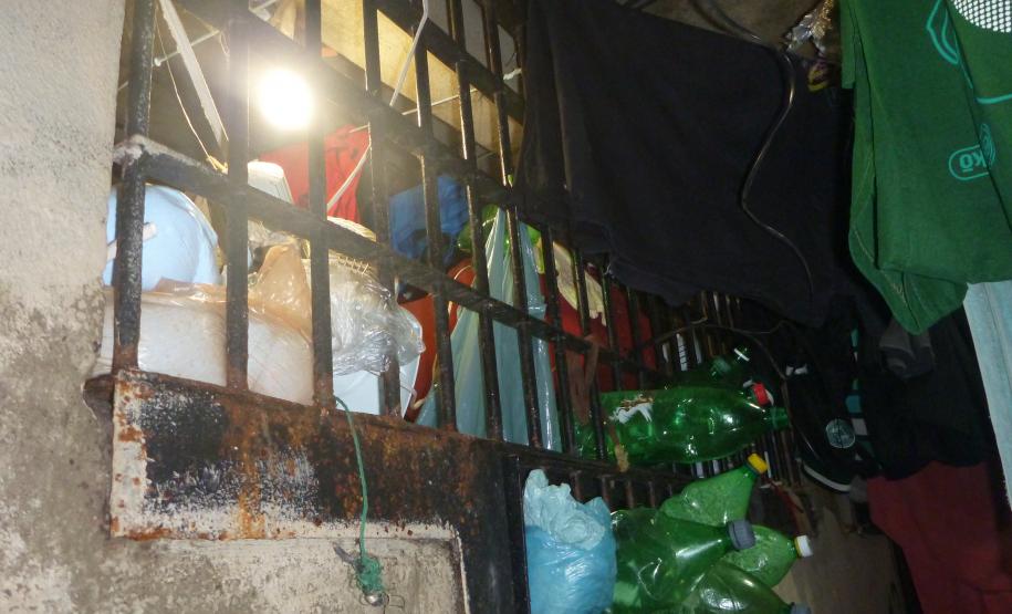 “As vistorias realizadas, em especial pela Vigilância Sanitária e pela Defensoria Pública, dão conta da completa falta de condições gerais da carceragem da 1ª DEPOL de São José dos Pinhais”, declarou o juiz em sua decisão.