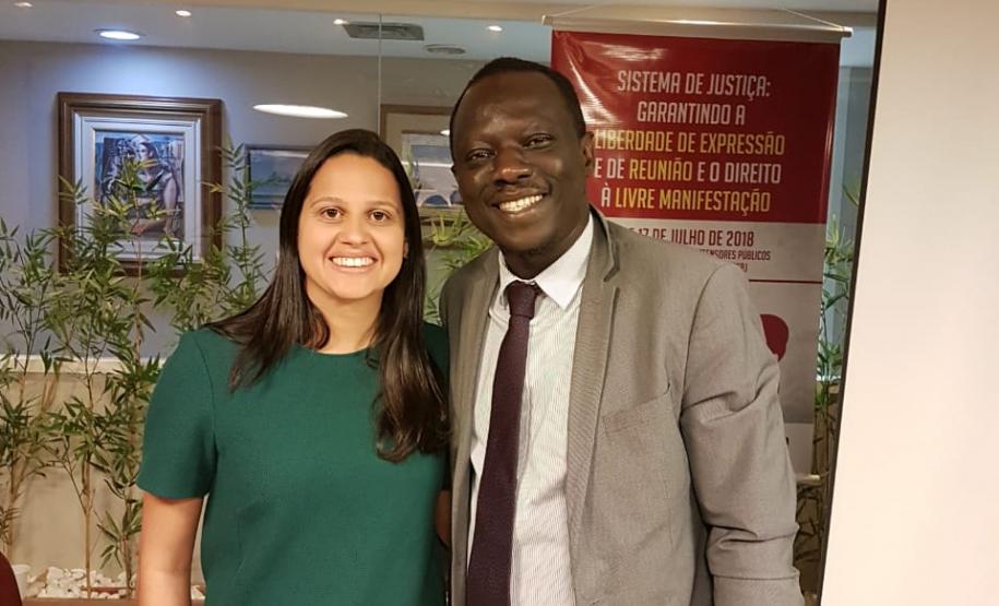 Na esquerda, a defensora Cinthia Azevedo Santos. Na direita, o relator da Organização das Nações Unidas (ONU), Sr. Clement Voule.