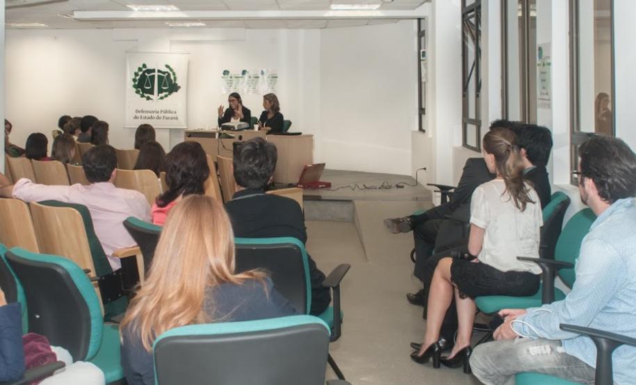 I Seminário Mulheres em Ação Público assiste à palestra das defensoras públicas