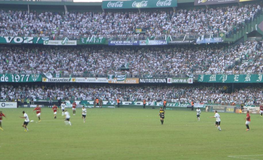 Partida entre Coritiba e Atlético Paranaense.