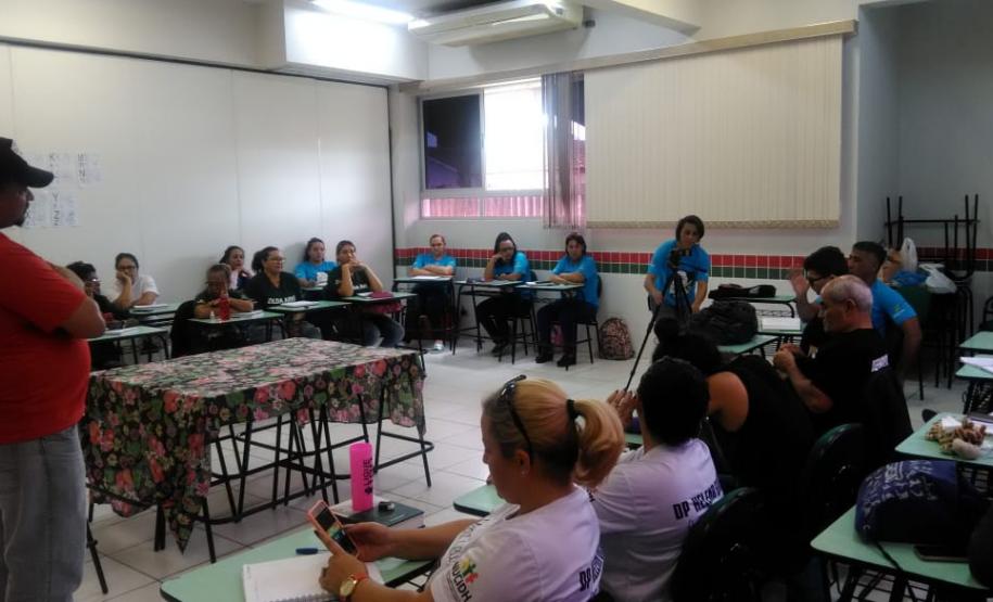 Alunos do curso Defensores Populares de Paranaguá receberam o Movimento Nacional da População de Rua (MNPR) Alunos do curso Defensores Populares de Paranaguá receberam o Movimento Nacional da População de Rua (MNPR)