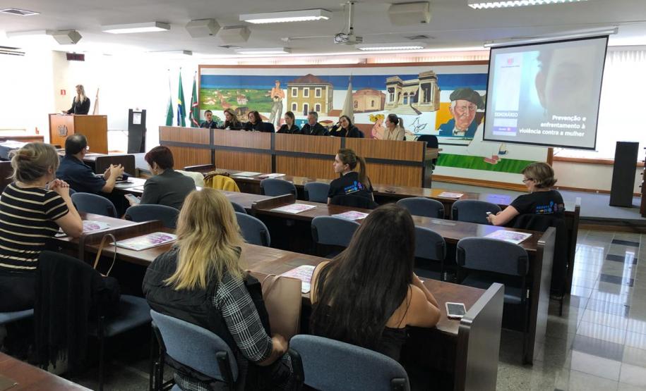 NUDEM compõe seminário de prevenção e enfrentamento à violência contra a mulher na Câmara Municipal.