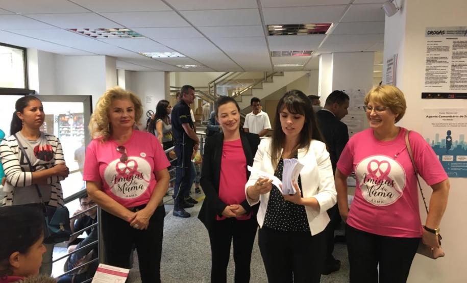Palestra Associação Amigas da Mama Outubro é marcado por atividades realizadas pela Defensoria Pública do Paraná em promoção da prevenção do câncer de mama
