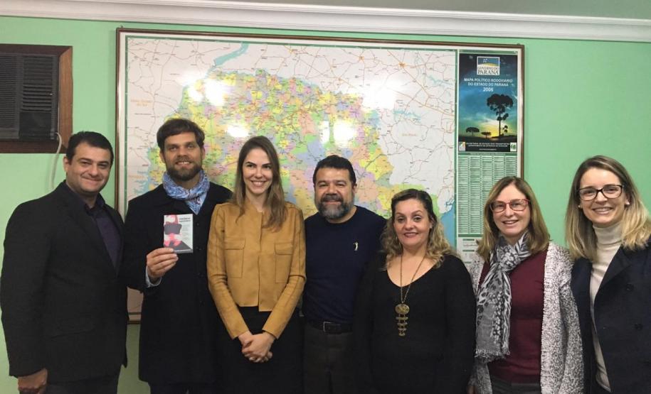 A defensoria entregou a nota técnica sobre violência obstétrica para o deputado Edson.