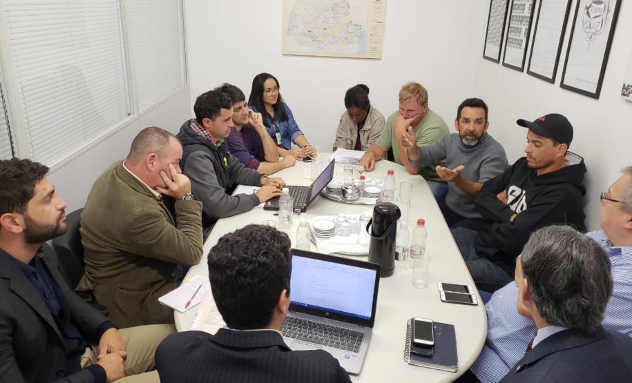 Regularização fundiária do assentamento de Carlópolis é tratada em reunião.