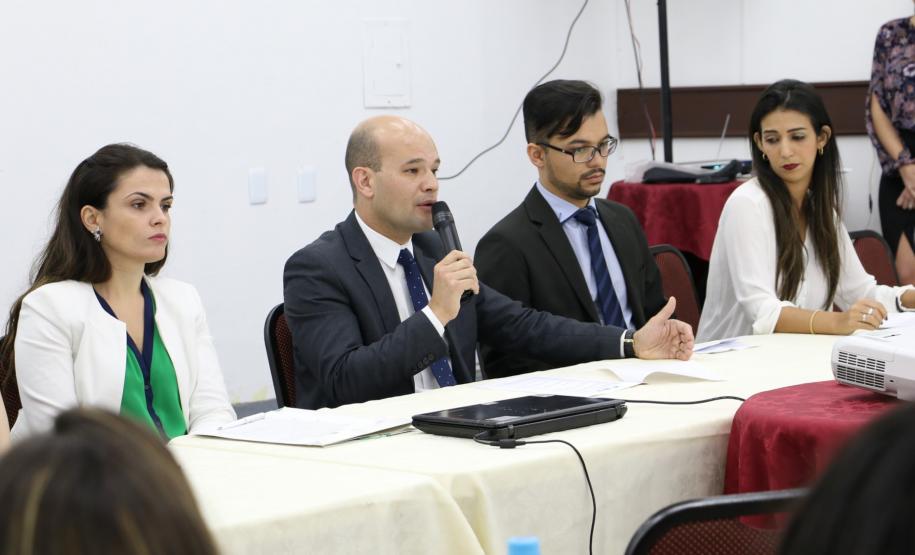 Na imagem temos novamente a mesa de abertura do evento. O Dr. Eduardo Abraão está sentado mais centralmente na mesa, ao seu lado direito temos a Dra. FlávIa Palazzi e a sua esquerda Louis Pasteur e Alysha Carolyna.