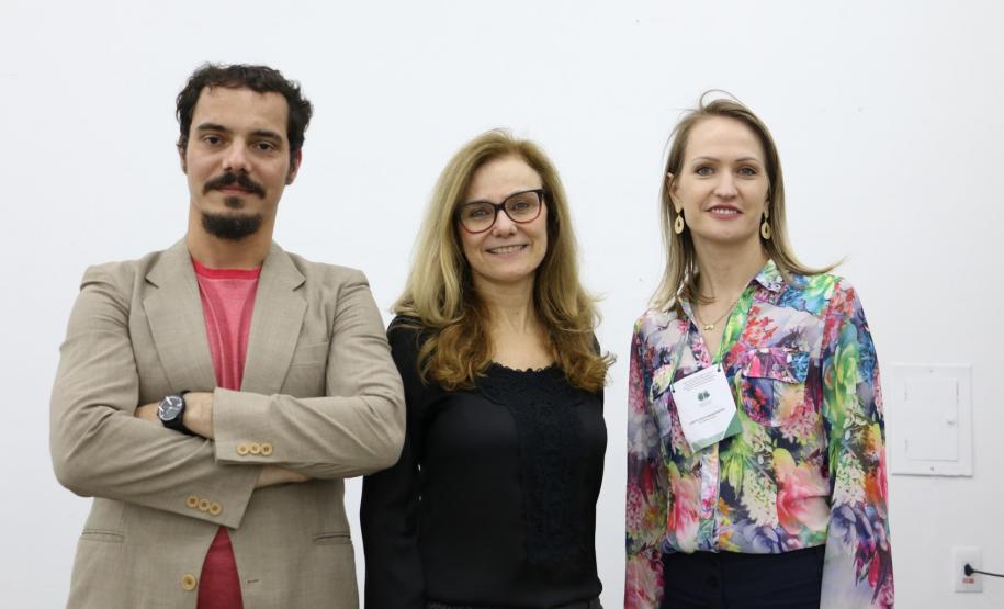Nessa foto temos os integrantes do Oficina Produção Técnica: Alessandro Scaduto, Psicólogo Professor Adjunto do Departamento de Psicologia da UFPR, Clarice Metzner, Assistente Social do MPPR e Janete Magnagnagno, Assistente Social da DPPR Cascavel, que atuou como mediadora.