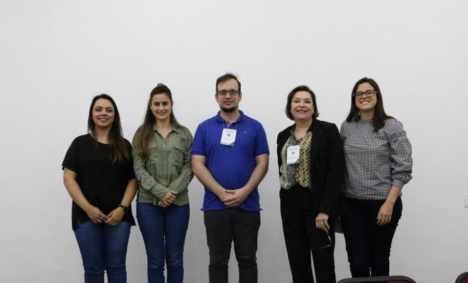Na imagem temos os participantes da mesa Análise Socioeconômica, as Assistentes Sociais do CAM Ponta Grossa, Ana Letícia de França e Evelyn Soares,  o mediador e Psicólogo do CAM Francisco Beltrão João Paulo Howeler, Maria Isabel e Taísa de Oliveira, ambas Assistentes Sociais do CAM Curitiba.