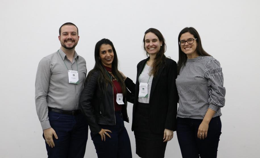 Temos os palestrantes da mesa Mediação: Bruno Cordeiro, Alysha Carolyna, Andreia Ungari, e Taísa de Oliveira de pé posicionados para tirar uma foto.