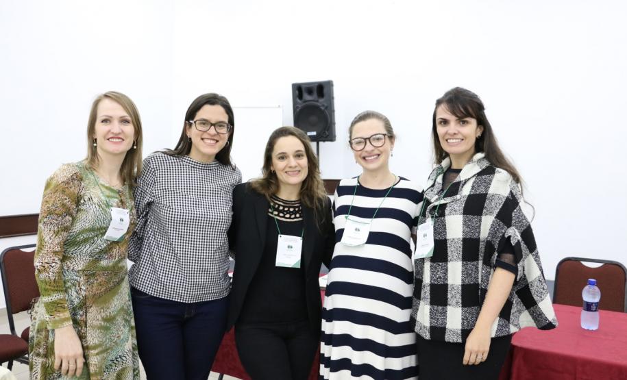 Na foto temos Janete Magnagnagno,  Taísa de Oliveira, Camylla Basso, Gabriele Rezende e FlávIa Palazzi de pé, juntas para uma foto.