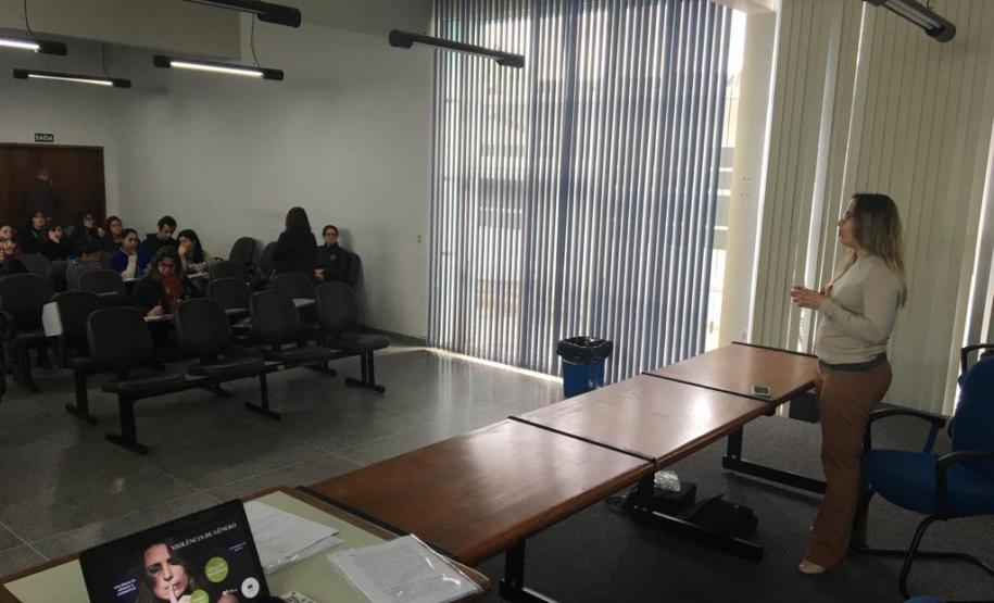 Na imagem vemos a Dra. Luciana Tramujas falando para o público presente.