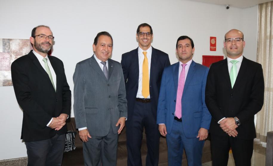 Da esquerda para a direita: Antonio José Maffezoli Leite, presidente da ANADEP; o Desembargador Yedo Simões, presidente do TJAM; Rafael Vinheiro Monteiro Barbosa, defensor público-geral do Amazonas; Marcus Edson de Lima, presidente do CONDEGE e o Eduardo Abraão, defensor geral do Estado do Paraná.