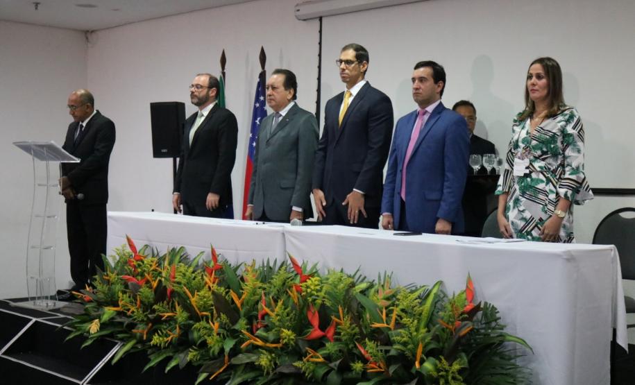Da esquerda para a direita: Antonio José Maffezoli Leite, presidente da ANADEP; o Desembargador Yedo Simões, presidente do TJAM; Rafael Vinheiro Monteiro Barbosa, defensor público-geral do Amazonas; Marcus Edson de Lima, presidente do CONDEGE e Kanthya Pinheiro de Miranda, defensora pública do Amazonas.