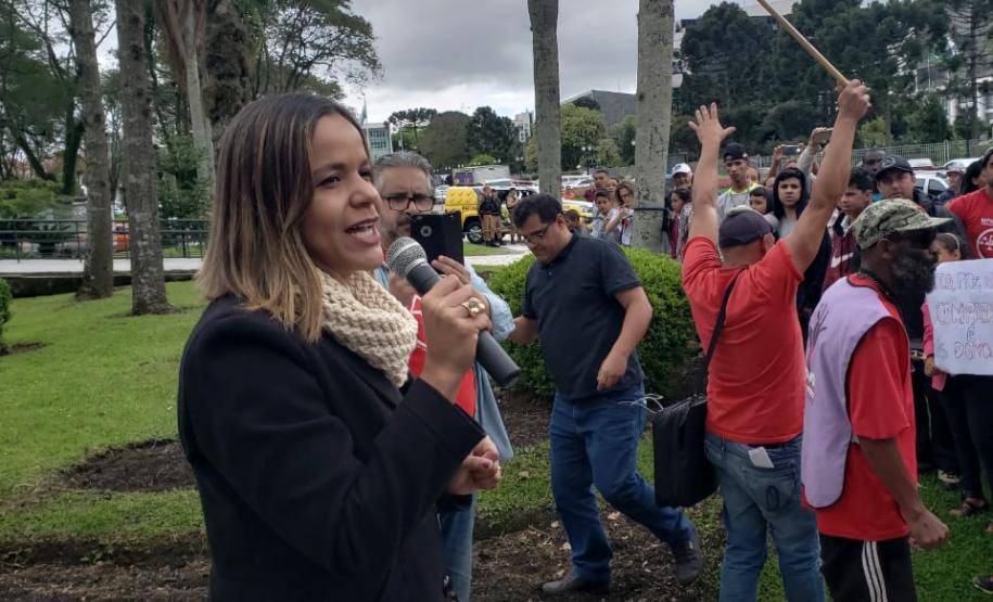 Famílias da Comunidade Dona Cida se mobilizam contra reintegração de posse da área A manifestação ocorreu em frente à Prefeitura de Curitiba e contou com a presença da Dra. Olenka Lins, Coordenadora do NUFURB - Núcleo Itinerante das Questões Fundiárias e Urbanísticas da Defensoria Pública do Estado do Paraná e o Defensor Auxiliar Dr. Vitor Eduardo Tavares.