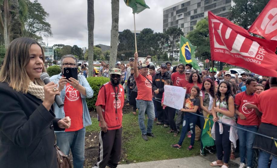 Famílias da Comunidade Dona Cida se mobilizam contra reintegração de posse da área A manifestação ocorreu em frente à Prefeitura de Curitiba e contou com a presença da Dra. Olenka Lins, Coordenadora do NUFURB - Núcleo Itinerante das Questões Fundiárias e Urbanísticas da Defensoria Pública do Estado do Paraná e o Defensor Auxiliar Dr. Vitor Eduardo Tavares.