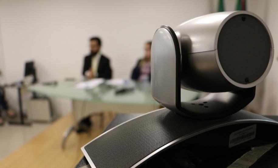 Aparelho responsável por gravar os defensores da DPPR e da DPU, que estão no fundo da foto.