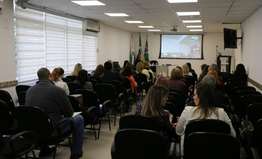 Público presente no encontro acompanhando a fala da professora da Universidade Federal do Paraná, dra. Tatyana Friedrich.