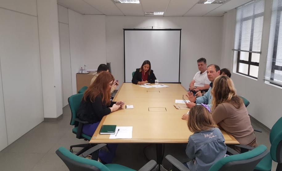 Dra. Olenka Lins e Silva Martins Rocha ao fundo da mesa, reunindo-se com os representantes da Barragem de Vossoroca.