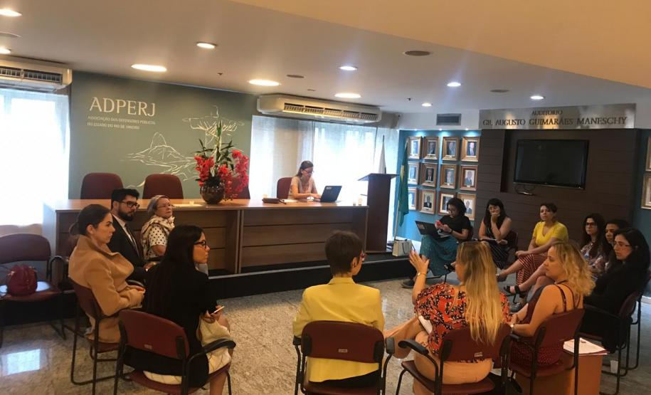 NUDEM participa da reunião da Comissão da Mulher da Anadep no Rio de Janeiro Vemos todos os presentas na reunião senados em roda. É possível ver a Dra. Eliana Lopes no canto esquerdo da imagem.