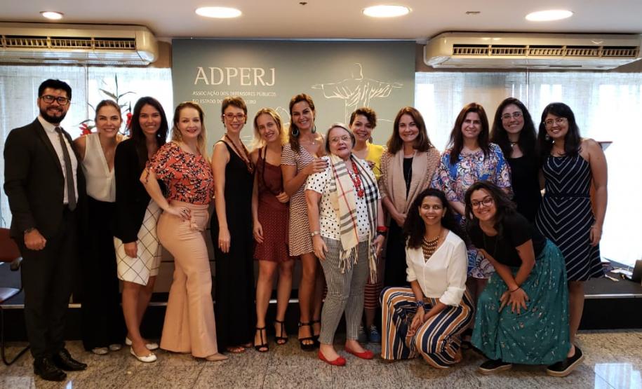 NUDEM participa da reunião da Comissão da Mulher da Anadep no Rio de Janeiro Vemos todos os participantes do evento em pé, juntos, esperando a foto ser tirada.