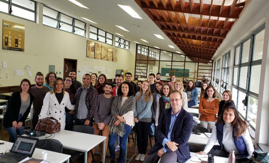 Dra. Olenka Lins com o grupo de alunos de Arquitetura e Urbanismo da UFPR.