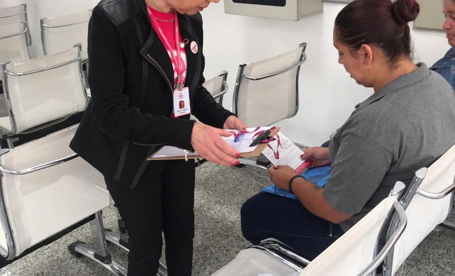 Na imagem vemos uma das voluntárias conversando com uma assistida.