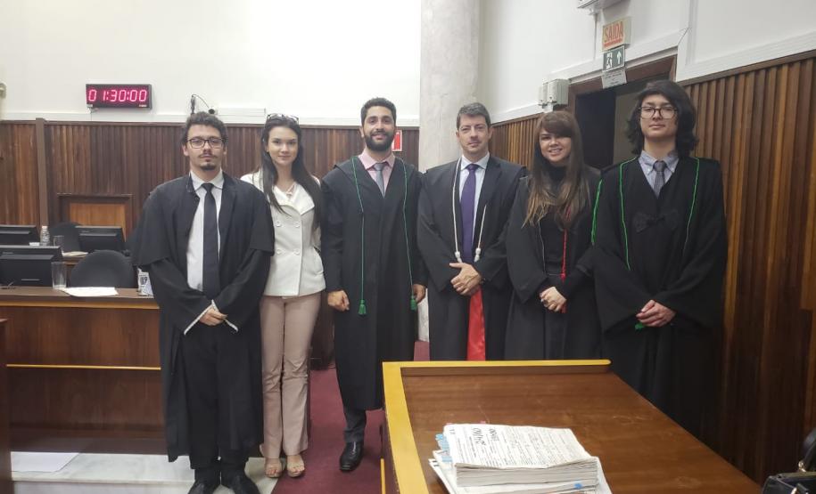 Projeto Jovem Defensor no Júri Legenda Acessível: Observa-se seis pessoas, as quais participaram do projeto Jovem Defensor no Júri.