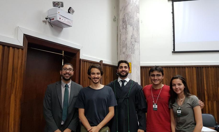 Projeto Jovem Defensor no Júri Legenda Acessível: Observa-se cinco pessoas, as quais participaram do projeto Jovem Defensor no Júri.