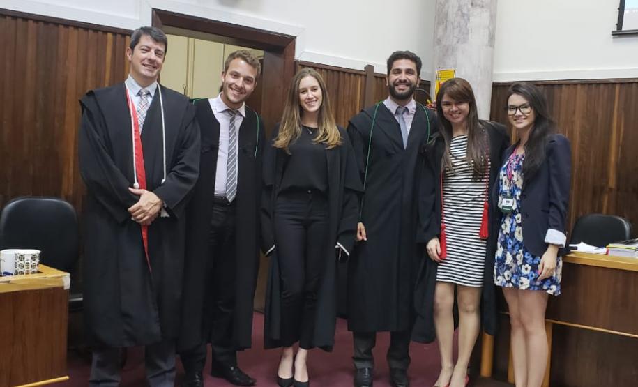 Projeto Jovem Defensor no Júri Legenda Acessível: Observa-se seis pessoas, as quais participaram do projeto Jovem Defensor no Júri.