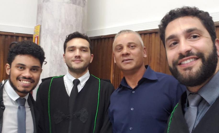 Projeto Jovem Defensor no Júri Legenda Acessível: Observa-se quatro pessoas, as quais participaram do projeto Jovem Defensor no Júri.