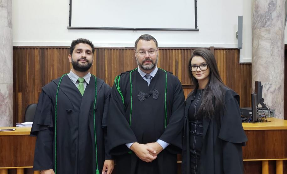 Projeto Jovem Defensor no Júri Legenda Acessível: Observa-se três pessoas, as quais participaram do projeto Jovem Defensor no Júri.