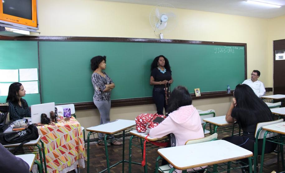 EDEPAR e NUCIDH realizam lançamento de cartilha sobre a Consciência Negra em colégio estadual