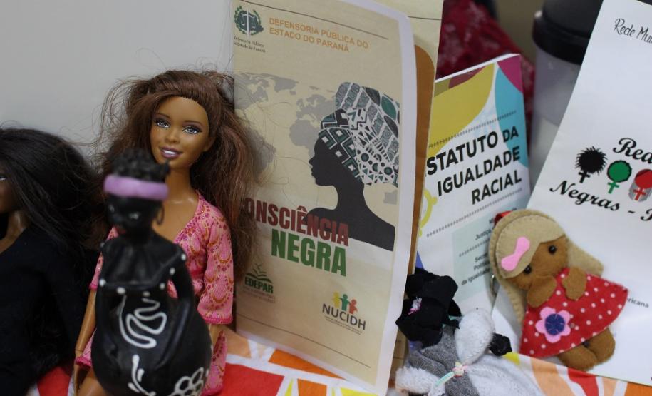 EDEPAR e NUCIDH realizam lançamento de cartilha sobre a Consciência Negra em colégio estadual
