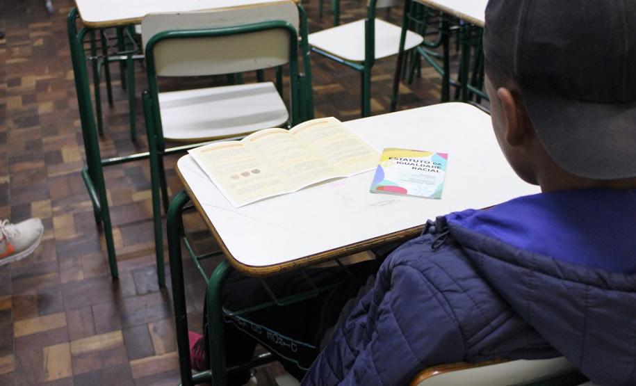 EDEPAR e NUCIDH realizam lançamento de cartilha sobre a Consciência Negra em colégio estadual