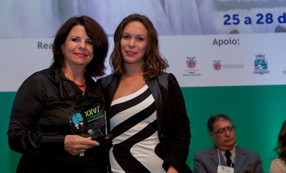 A defensora pública-geral do estado, Josiane Lupion, recebe o prêmio "Proteção Integral" por seus esforços na implementação e estruturação da Defensoria Pública do Estado do Paraná.