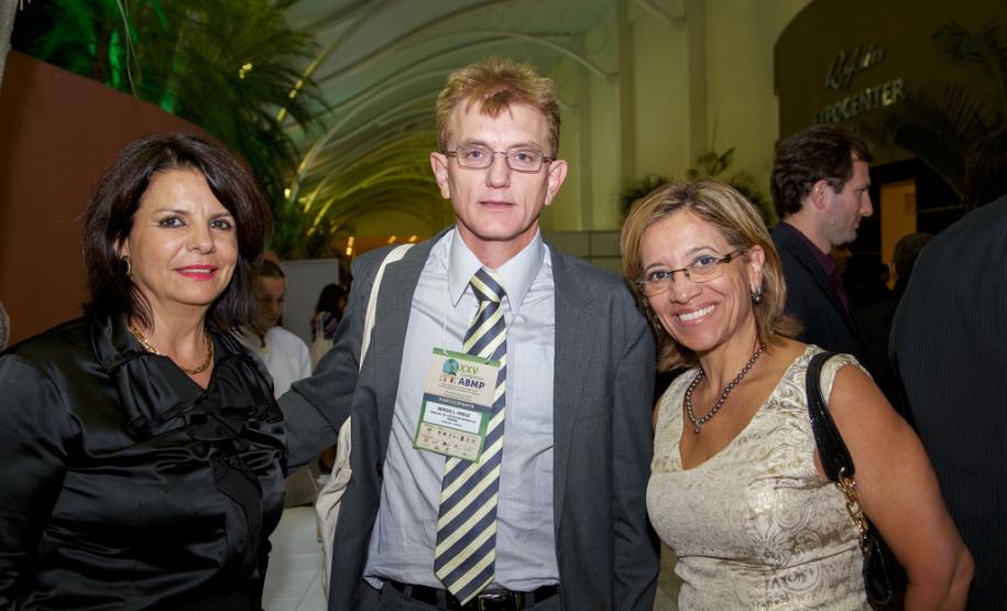 A defensora pública-geral do Paraná, Josiane Lupion, o juiz da Vara da Infância e Juventude da Comarca de Cascavel, Sérgio Luiz Kreuz, e a procuradora Edna de Paula.